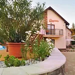Barackvirag Apartmanhaz