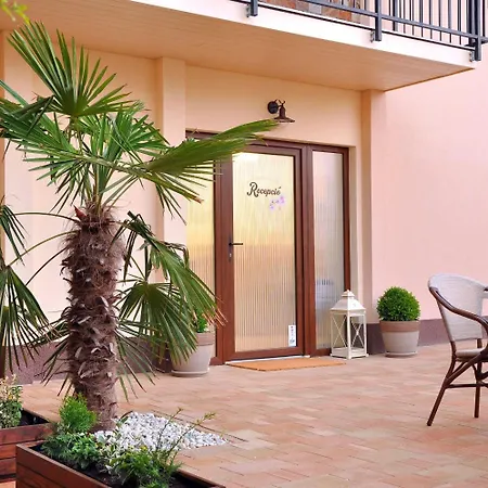 Barackvirag Apartmanhaz Lejlighed