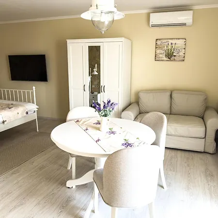 Barackvirag Apartmanhaz Tihany