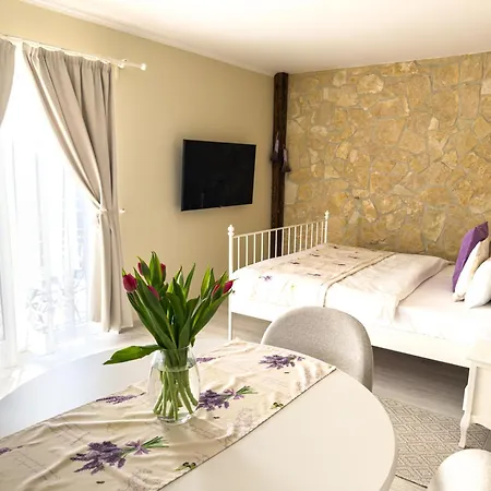 Barackvirag Apartmanhaz * Tihany