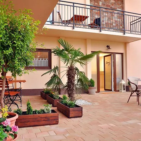 Barackvirag Apartmanhaz Tihany