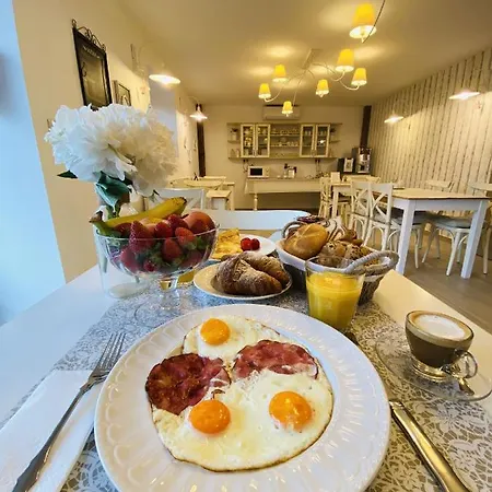 Barackvirag Apartmanhaz Tihany