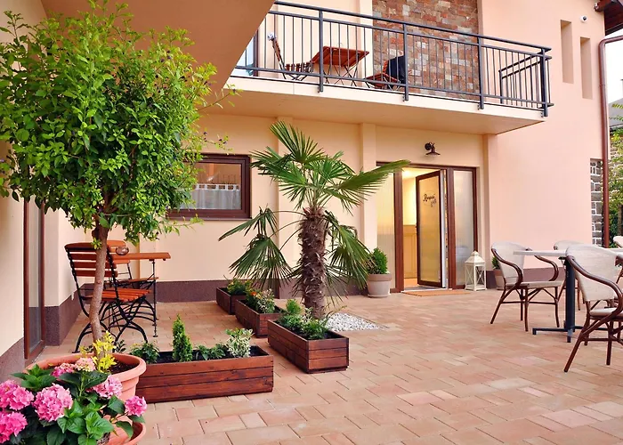 Barackvirag Apartmanhaz *