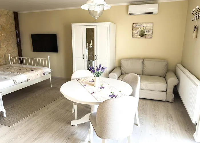 Barackvirag Apartmanhaz Tihany